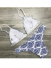 kék mintás háromszög bikini